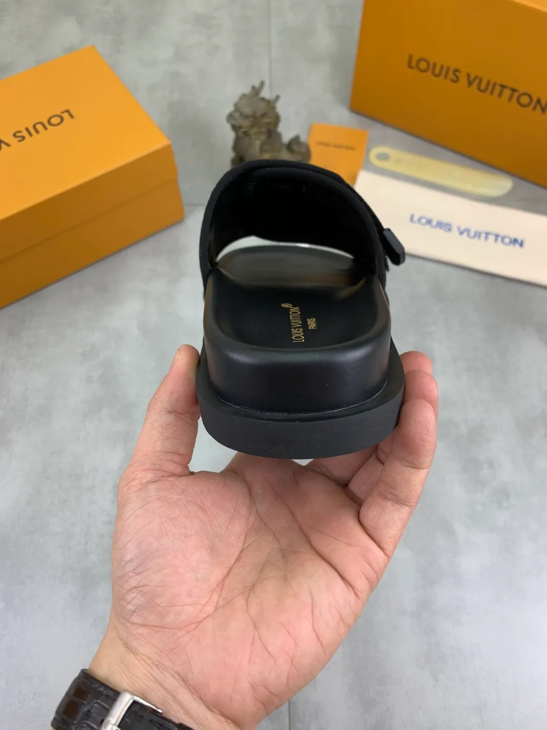 Men's shoes 💰P320💰【New style】🆘 Original quality 【LOUIS VUITTON】The popular Louis Vuitton LV men's slippers on the official website are on sale simultaneously! Original fabric imported from Italy, original factory special supply, code number: 38-44 (45 customized), many colors available